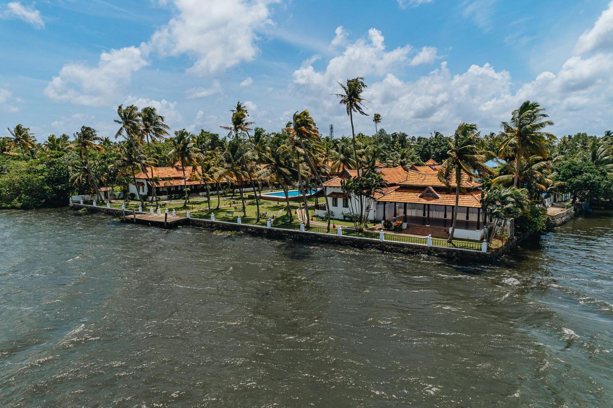 Cocobay Resort Кумараком Екстериор снимка